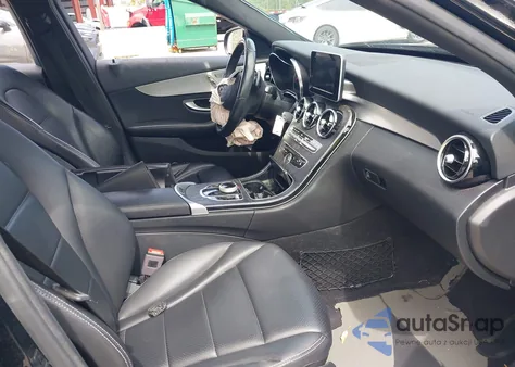 2018 Mercedes-Benz C 300 z USA, uszkodzony, nr VIN 55SWF4JB1JU282358